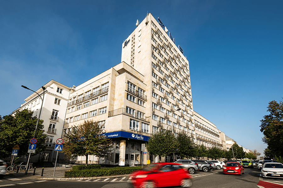 Budynek Hotelu Logos w Warszawie przy ruchliwej ulicy